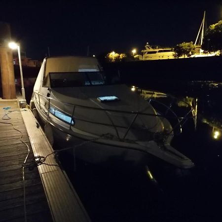 Séjour insolite sur un yacht. Bateau Hôtel à quai. La Rochelle (Charente-Maritime) Exterior foto