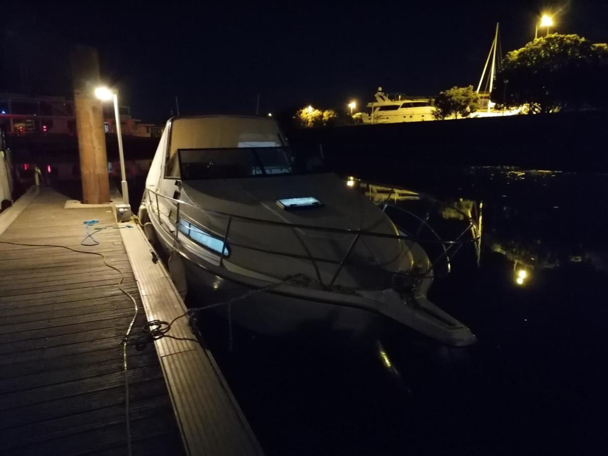 Séjour insolite sur un yacht. Bateau Hôtel à quai. La Rochelle (Charente-Maritime) Exterior foto