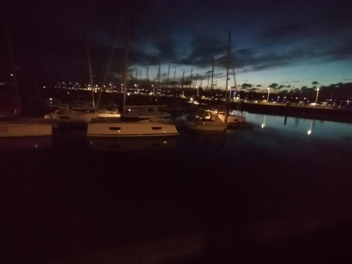 Séjour insolite sur un yacht. Bateau Hôtel à quai. La Rochelle (Charente-Maritime) Exterior foto